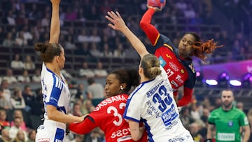 Danila P So Delgado trata de aprovechar el bloqueo de Kaba Gassama.