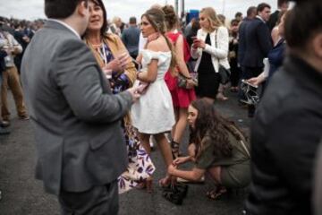 Grand National: Ladies' Day elegance from Aintree