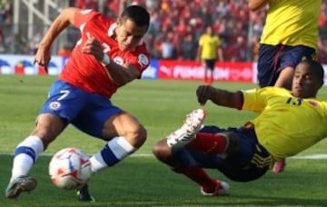 Futbol, Chile vs Colombia
Eliminatorias para Brasil 2014.
El jugador de la seleccion chilena Alexis Sanchez, izquierda, disputa el balon con Edwin Valencia de Colombia durante el partido clasificatorio al mundial de Brasil 2014 jugado en el estadio Monumental en Santiago, Chile.