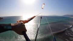 El kitesurfista de Tarifa Jerome Cloetens realizando su primer loop tras la cuarentena.