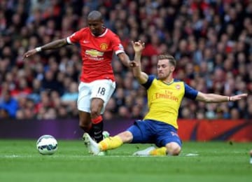 Ashley Young recibe la marca de Aaron Ramsey.