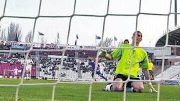 <b>UNA OBRA DE ARTE. </b>El gol de Jose Vegar fue lo mejor del partido. Cabrero poco pudo hacer ante esta sublime vaselina.