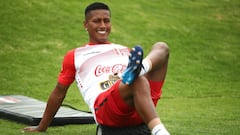 Pedro Aquino, baja en Per&uacute; para enfrentar a Colombia.