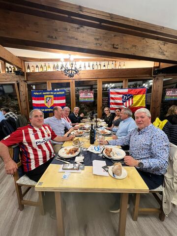 Miembros de la peña atletica Lucense durante la cena de su 44º aniversario. 