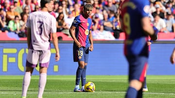 Lamine Yamal lanza una falta y el jugador del Girona Ladislav Krejci marca en propia puerta el 1-0 para el Barcelona. 
 


