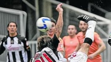 <b>ACRÓBATA URANGA. </b>Gari abrió el marcador con una espectacular chilena y se encargó de apuntillar al Alicante en la segunda mitad.