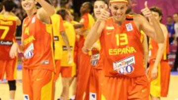 Laura Nicholls y Amaya Valdemoro saludan a la grada. La Selección femenina lleva seis triunfos en seis partidos.