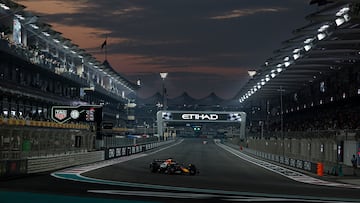 ABU DHABI (United Arab Emirates), 05/12/2025.- Red Bull Racing driver Max Verstappen of Netherlands in action during a practice session for the Formula One Abu Dhabi Grand Prix, in Abu Dhabi, United Arab Emirates, 05 December 2025. The 2025 Formula One Abu Dhabi Grand Prix will be held at the Yas Marina Circuit racetrack on 07 December. (Fórmula Uno, Países Bajos; Holanda, Emiratos Árabes Unidos) EFE/EPA/ALI HAIDER