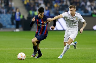 Pedri y Kroos en la disputa por un balón.