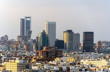 43 plantas. Inaugurado en 1989. Uso de oficinas.
Fue el edificio más alto de España hasta 2007. Superando a la Torre de Madrid.