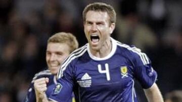 Stephen McManus evita el sonrojo de Escocia