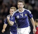 Stephen McManus evita el sonrojo de Escocia