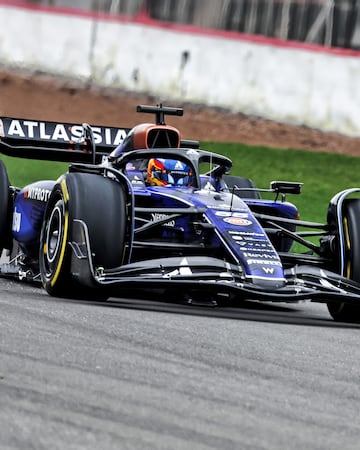 Vista general del nuevo coche Williams para el mundial de 2025 haciendo sus primeras pruebas en el circuito de Silverstone.