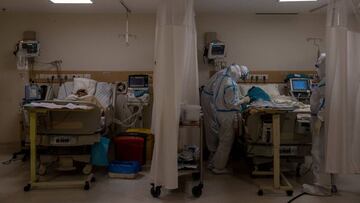 Medical workers take care of patients suffering from the coronavirus disease (COVID-19), at the Intensive Care Unit (ICU) of the Max Smart Super Speciality Hospital in New Delhi, India, September 5, 2020. Picture taken September 5, 2020. REUTERS/Danish Siddiqui