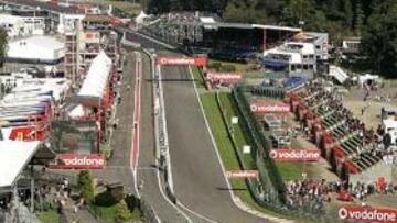 <b>EAU ROUGE. </b>El 'poleman' Lewis Hamilton encara la subida a la mítica curva del trazado belga durante la calificación de ayer.