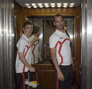 Muniain monta en el ascensor con Joseba Etxeberria. Entre los dos suman 30 temporadas vistiendo la camiseta del Athletic Club.