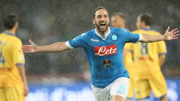 Higua&iacute;n celebra un gol con el N&aacute;poles. 