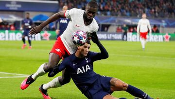 Upamecano le arrebata un bal&oacute;n a Lamela en el duelo entre el Leipzig y el Tottenham en la Champions. 