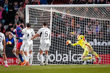 0-2. Córner que lanza Marcus Rashford y Ronald Araujo concecta un gran cabezazo para mandar el balón al fondo de la portería de Raúl Lizoain.