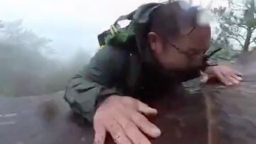 Yang Meng, de 42 años, perdió el equilibrio en una sección de roca expuesta que resbalaba por las lluvias recientes de un tifón. Lo salvó un árbol y volvió a casa sin lesiones graves.