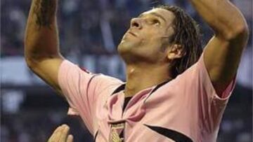 <b>EN GRAN FORMA.</b> Amauri celebra uno de los tantos del Palermo en su goleada al 'Toro'.