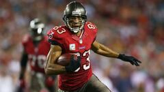 (FILES) In this file photo taken on November 11, 2013 Vincent Jackson #83 of the Tampa Bay Buccaneers carries the ball in the first quarter against the Miami Dolphins at Raymond James Stadium in Tampa, Florida. - Former San Diego Chargers and Tampa Bay Bu