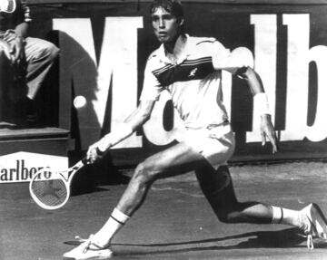 Ivan Lendl (Ostrava, Checoslovaquia, 60 años), un témpano de hielo, malencarado y furioso, pero genial, se estrenó en Roland Garros 1979 contra el chileno Jaime Fillol Sr., un año después de haber fracasado en París, en su primera experiencia en Grand Slams. Se despidió en el US Open de 1994 con un triunfo contra el australiano Neil Borwick antes de caer en segunda ronda frente al alemán Bernd Karbacher. Ganó 10 majors y se recuerdan aún sus duelos contra Boris Becker.