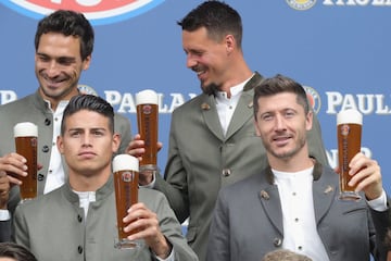 James Rodríguez y el Bayern Múnich posaron para la tradicional foto del equipo con los trajes que le hacen homenaje a la cerveza en Alemania