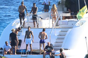 Vinicius y Militao disfrutaron, junto con sus acompañantes, de unos días en el mar Mediterráneo.