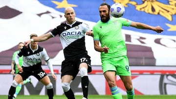 UDINE, ITALY - MARCH 21: Vedat Muriqi of SS Lazio compete for the ball with Bram Nuytinck of Udinese Calcio during the Serie A match between Udinese Calcio and SS Lazio at Dacia Arena on March 21, 2021 in Udine, Italy. (Photo by Marco Rosi/Getty Images)