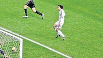 <b>EL MILAGRO HABITUAL</b>. La imagen muestra el momento en el que Casillas se dispone a sacar la pierna para despejar el disparo de Iraola, que optó por colocar al pensar que Iker cubriría el palo corto. No contó con sus reflejos extensibles.