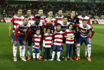 Partido Granada-Espanyol. Once del Granada. De pie: El Arabi, Ricardo Costa, Biraghi, Rubén Pérez, Lombán, Andrés Fernández y Doucouré. Agachados: Miguel Lopes, Success, Barral y Rochina.