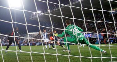 Wojciech Szczesny atento a la disputa del balón entre Adriá Altimira y Eric García.