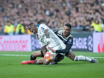 Vinicius se lesiona los ligamentos del tobillo durante una entrada de Mazraoui, en 2019.