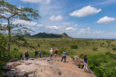 Ghana es un destino barato, de momento. La economía del país está en crecimiento y sus productos cada vez se están encareciendo más, al subir el coste de la vida allí. En Ghana se puede visitar el Lago Volta, el embalse más grande del mundo. En la imagen se ve a turistas en la Reserva de Caza Shai, cerca de Acra, la capital de Ghana.