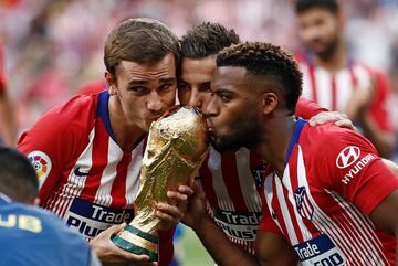 Los jugadores franceses del Atlético de Madrid (Antoine Griezmann, Lucas Hernández y Thomas Lemar) con la copa de Campeones del Mundo conseguida con la selección francesa en el pasado mundial de Rusia.