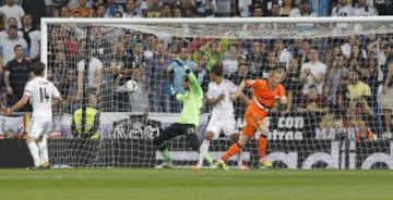 0-1. Mathieu anota el primer tanto.