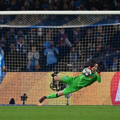 Giroud erra penal, pero se mantiene entre los más efectivos con Muriel