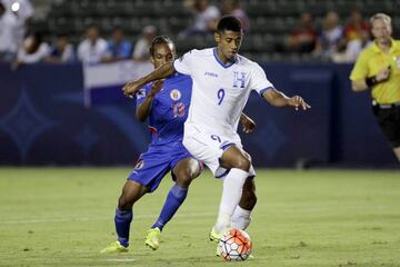 'Choco' Lozano disputando un partido con la Selección de Honduras en el Preolímpico de Concacaf.