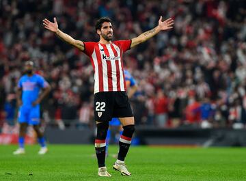 Actualmente juega en el Athletic de Bilbao desde agosto de 2015 como mediocentro ofensivo.