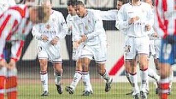 <b>RESIGNACIÓN</b>. Torres y Jorge se muestran desolados con el gol de Baptista, felicitado por sus compañeros, y que era el fín para los rojiblancos.