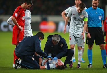 El 25 de febrero de 2015 Saúl disputaba en Leverkusen su primer partido de eliminatoria de Champions, cuando un rodillazo de Papadopoulos le dejó KO. Fue ingresado de urgencia, y tras diagnosticarle un traumatismo renal con hematoma, los médicos tuvieron que introducirle un catéter para drenar la sangre.