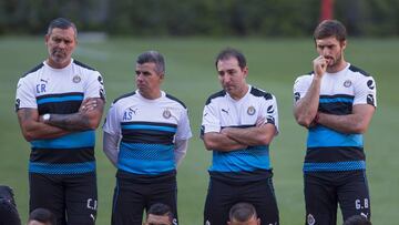 Integrantes del Cuerpo Técnico tapatío ayudaron a una seguidora del club a que la policía no tuviera una actitud agresiva después de haber ingresado a la cancha.