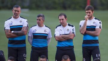 Integrantes del Cuerpo T&eacute;cnico tapat&iacute;o ayudaron a una seguidora del club a que la polic&iacute;a no tuviera una actitud agresiva despu&eacute;s de haber ingresado a la cancha.