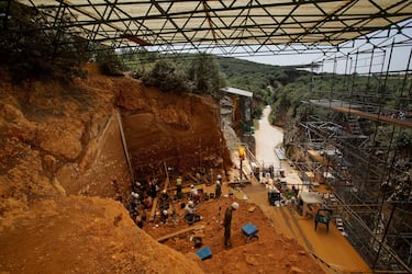 El descubrimiento del Yacimiento de Atapuerca revolucionó los estudios sobre la evolución humana. Sus restos tienen casi un millón de años de antigüedad y son de gran valor para el estudio de la arqueología y paleontología, ya que revelan una extraordinaria información sobre la naturaleza física y el modo de vida de las comunidades europeas más tempranas.