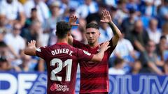 Carmona celebra un gol junto a Óliver.