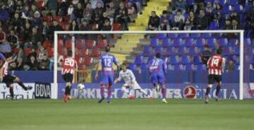 Penalti que lanza fuera San José.