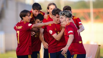 Los jugadores de la Sub-17 celebran el gol de Mella ante Serbia.