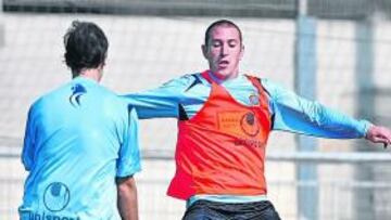 <b>SIN MINUTOS. </b>Ángel Martínez intenta golpear un balón ante la entrada de Lacruz en una sesión.