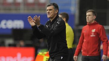 Mendilibar da instrucciones.